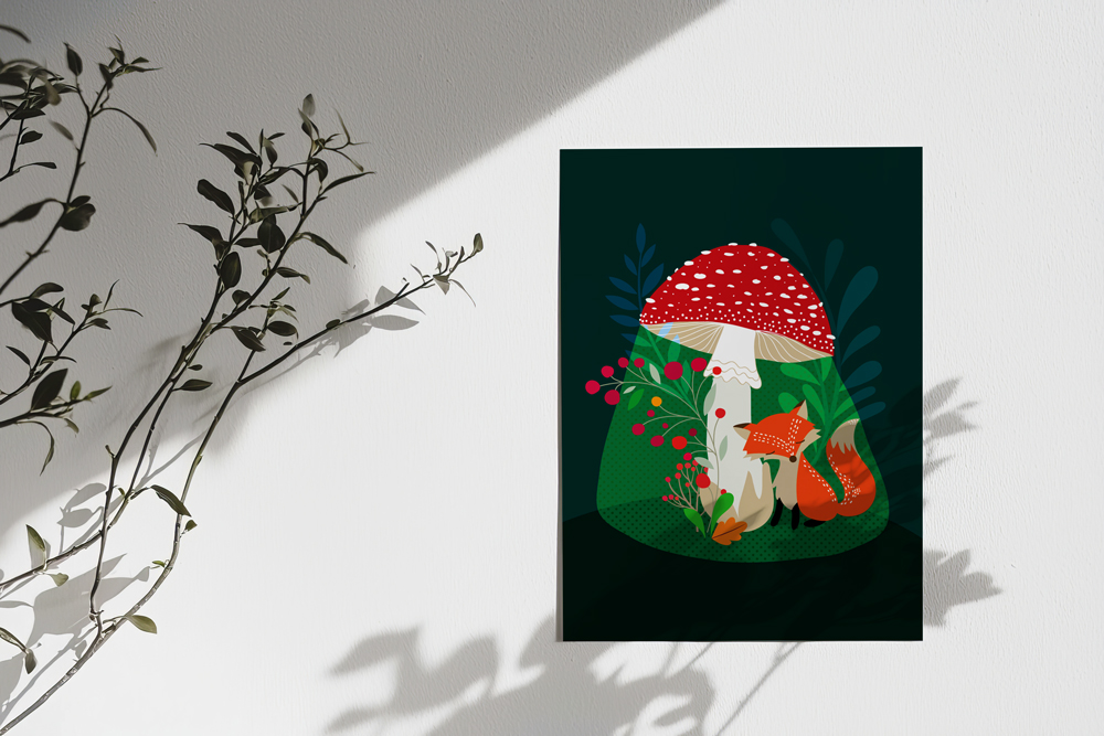 Carte postale renard et champignon amanite, fond mur blanc