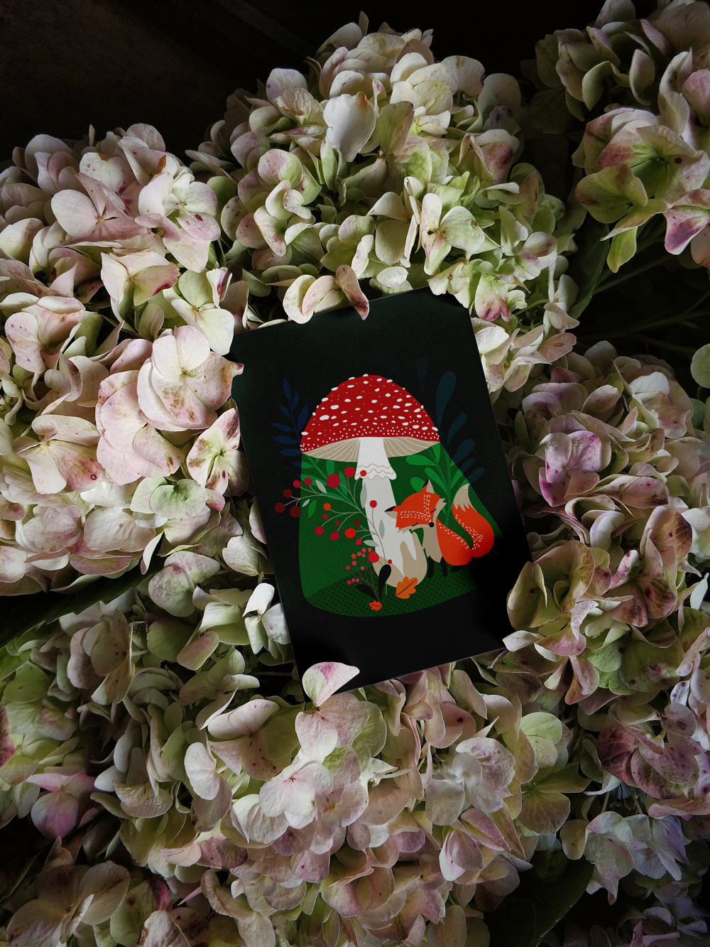 Carte postale renard et champignon, mise en scène fleurs